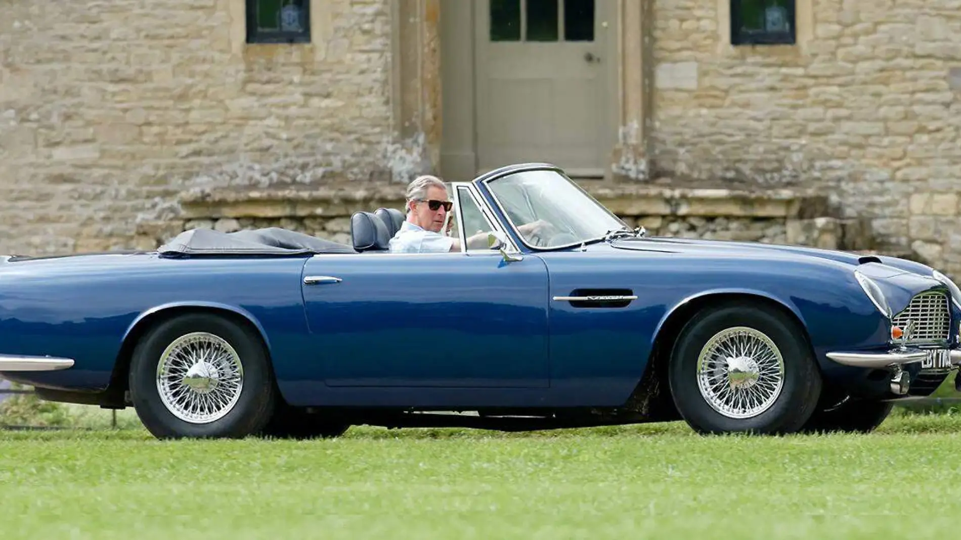 El Aston Martin DB6 MK2 Volante le fue regalado a Carlos III por su madre Isabel II en 1969 con motivo de su cumpleaños número 21